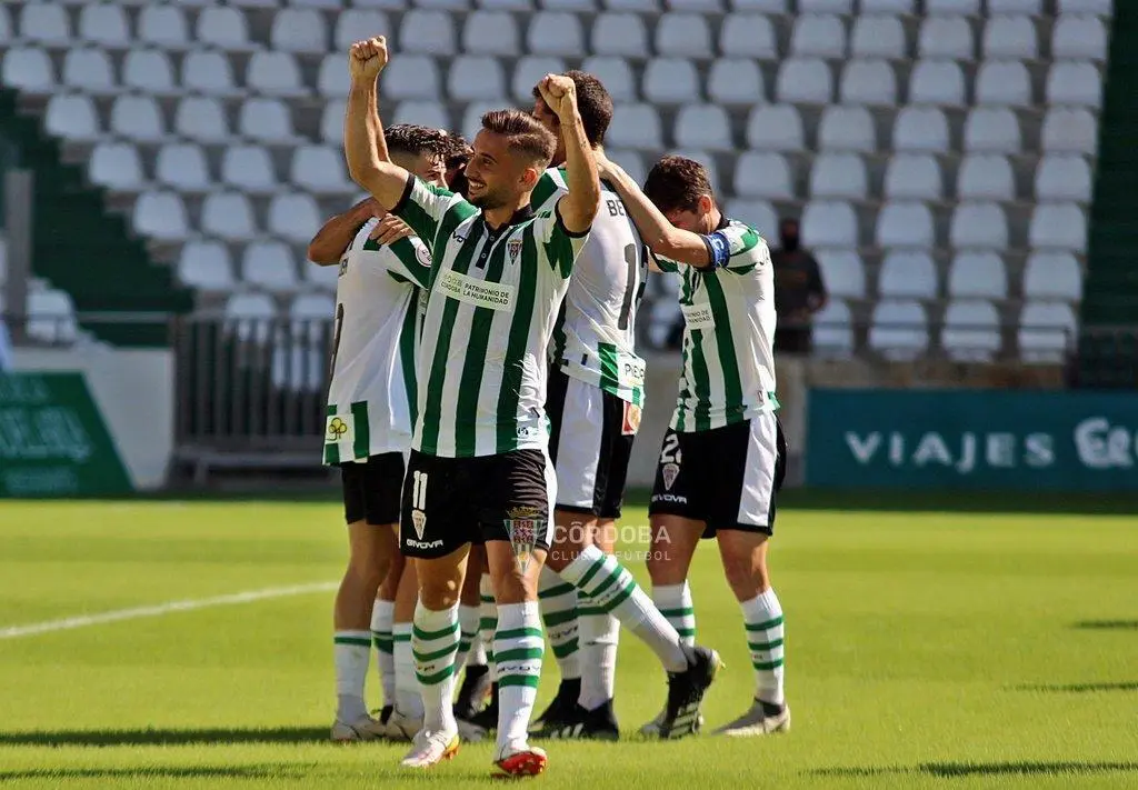Los jugadores del C&oacute;rdoba CF celebran uno de los cuatro goles a la UD San Fernando en El Arc&aacute;ngel el pasado domingo - 