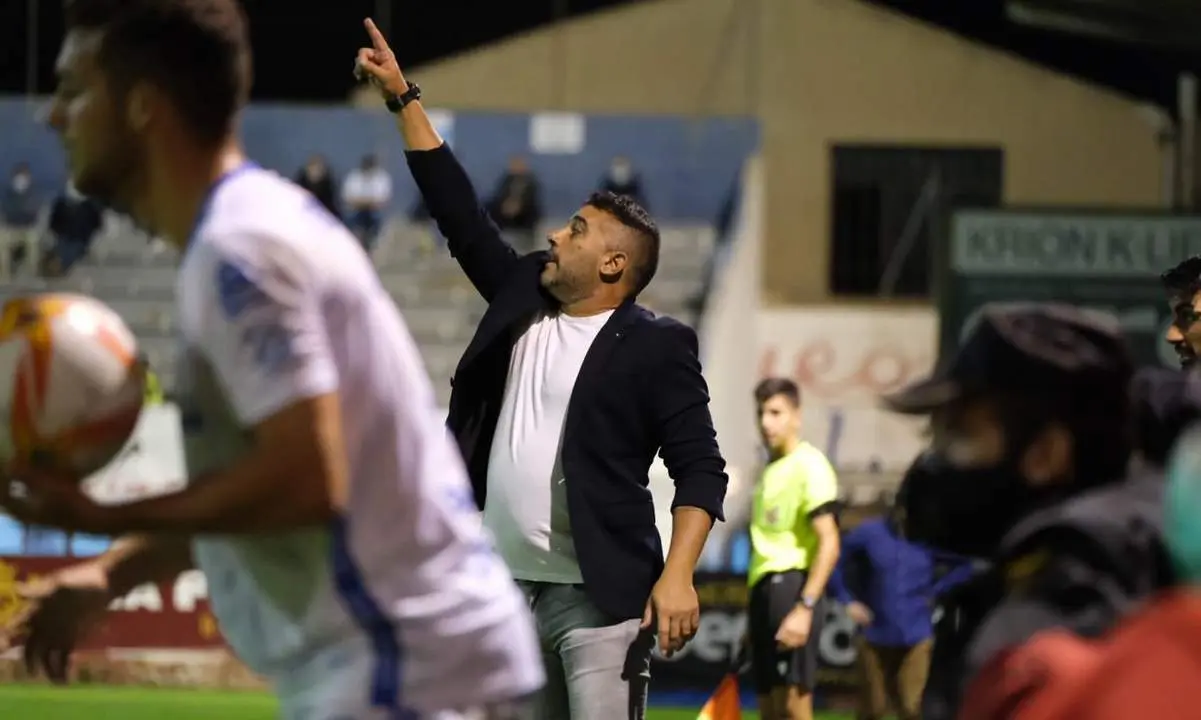 Emilio Fajardo dando instrucciones en el Estadio La Constituci&oacute;n. - Cristo Garc&iacute;a