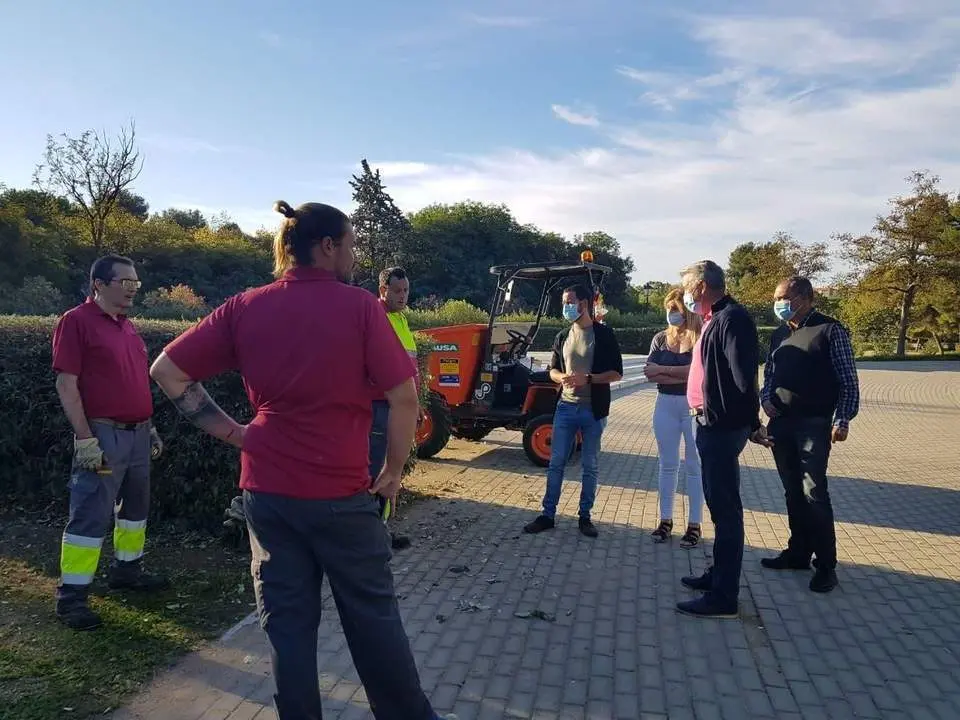 Rojas, con los trabajadores del Parque Amate. - IU