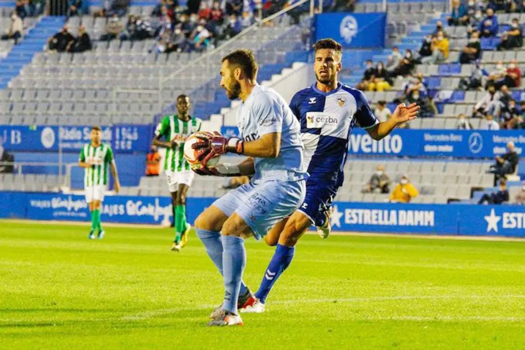 Nestor presiona al portero del Sabadell en esta acci&oacute;n del partido - CS Sabadell