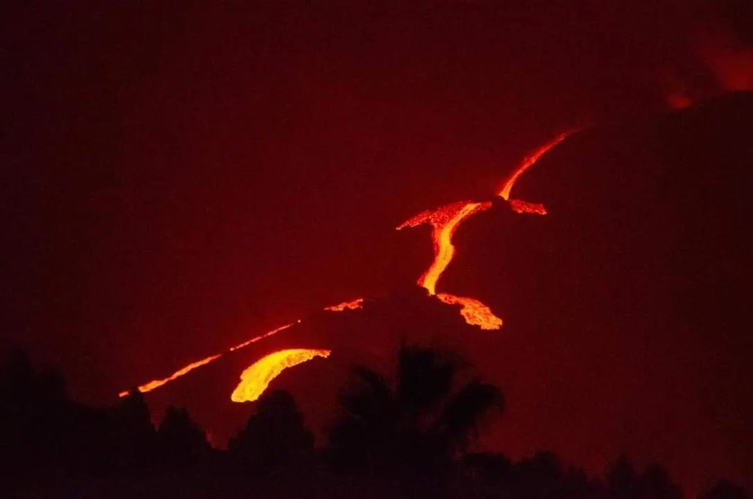 Lava en Canarias. - EFE/Miguel Calero