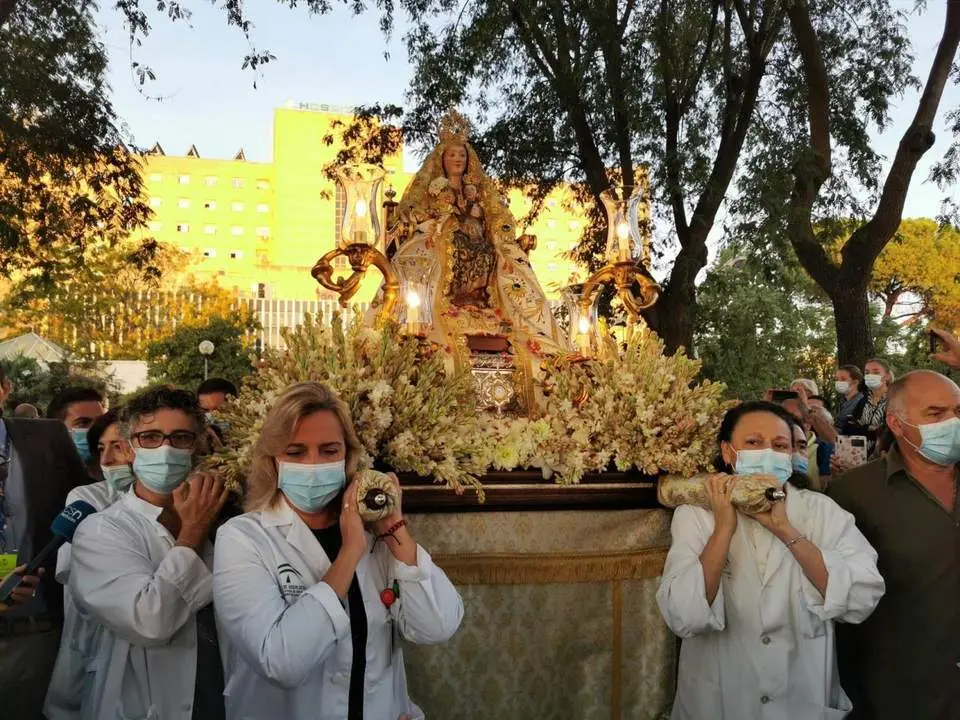 La Virgen de Valme portada por los sanitarios. - Ep