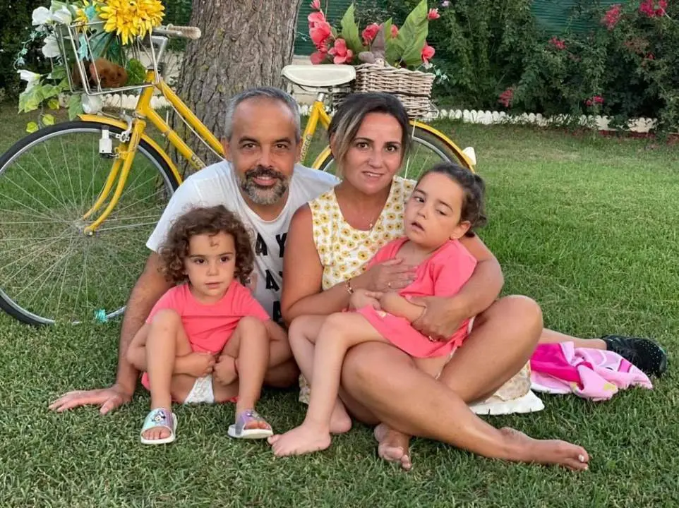 La peque&ntilde;a Alba, en brazos de su madre, junto a su padre y hermana.  -  cedida