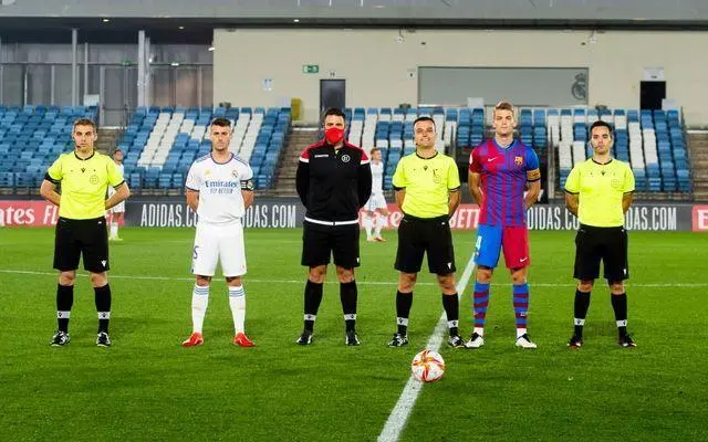 Los dos capitanes y el cuarteto arbitral - FC Barcelona