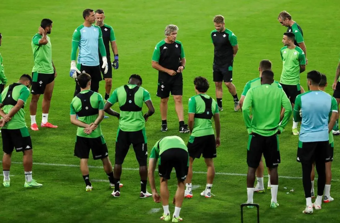 Charla de Manuel Pellegrini previa al duelo de la Europa League.  - efe