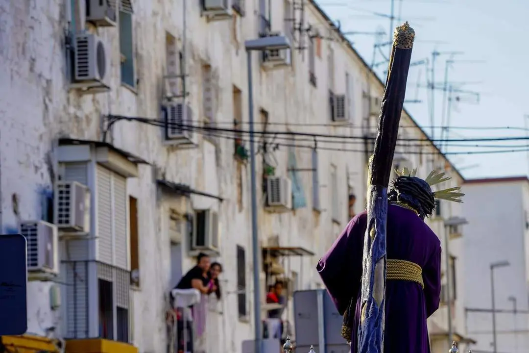 El Cristo del Gran Poder por el barrio de Los Pajaritos. - Europa Press