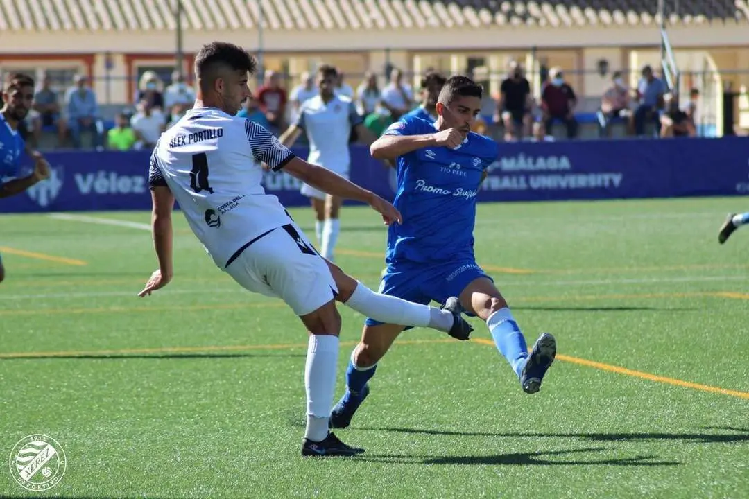 Dar&iacute;o Guti pelea un bal&oacute;n en el Vivar T&eacute;llez. - xerezdfc.com
