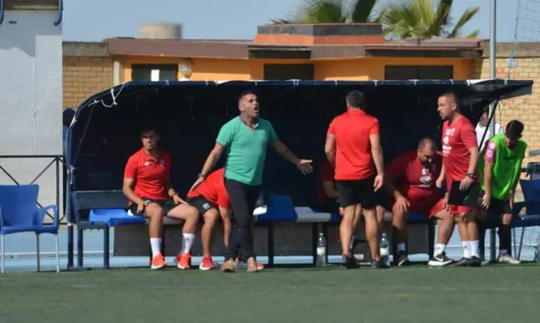 Emilio Fajardo, dando instrucciones en el Vistalegre de Utrera. - Cristo Garc&iacute;a