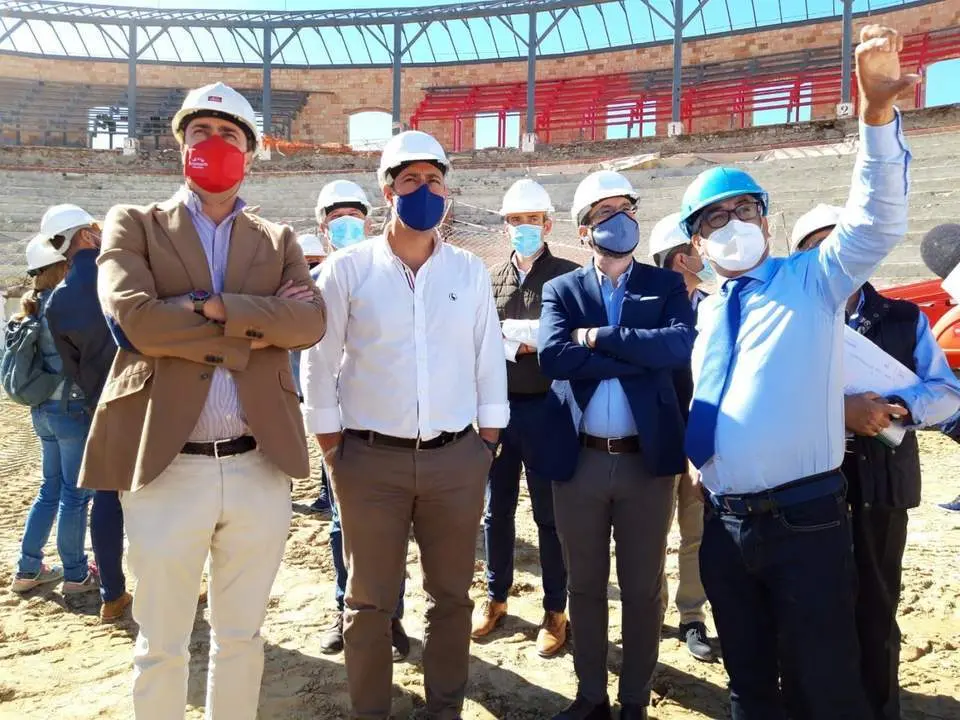 Imagen de archivo de una visita a las obras del coso. - A. I.