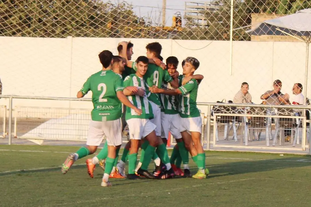 Los jugadores del equipo sanluque&ntilde;o celebran el 1-0, que fue de penalti - Ra&uacute;l J. Bustillos