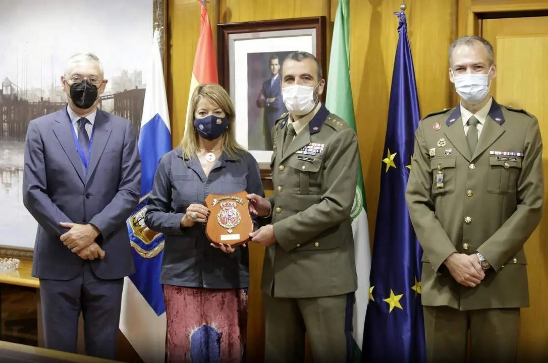 Visita del coronel jefe de la Guardia Real, Juan Manuel Salom Herrera, al Puerto de Huelva.  - VH