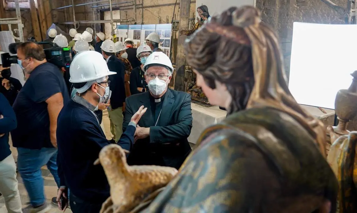 El arzobispo de Sevilla, Jos&eacute; &Aacute;ngel Saiz, durante la visita a las obras en la iglesia del monasterio de Santa Clara en Sevilla. - EDUARDO BRIONES / EUROPA PRESS