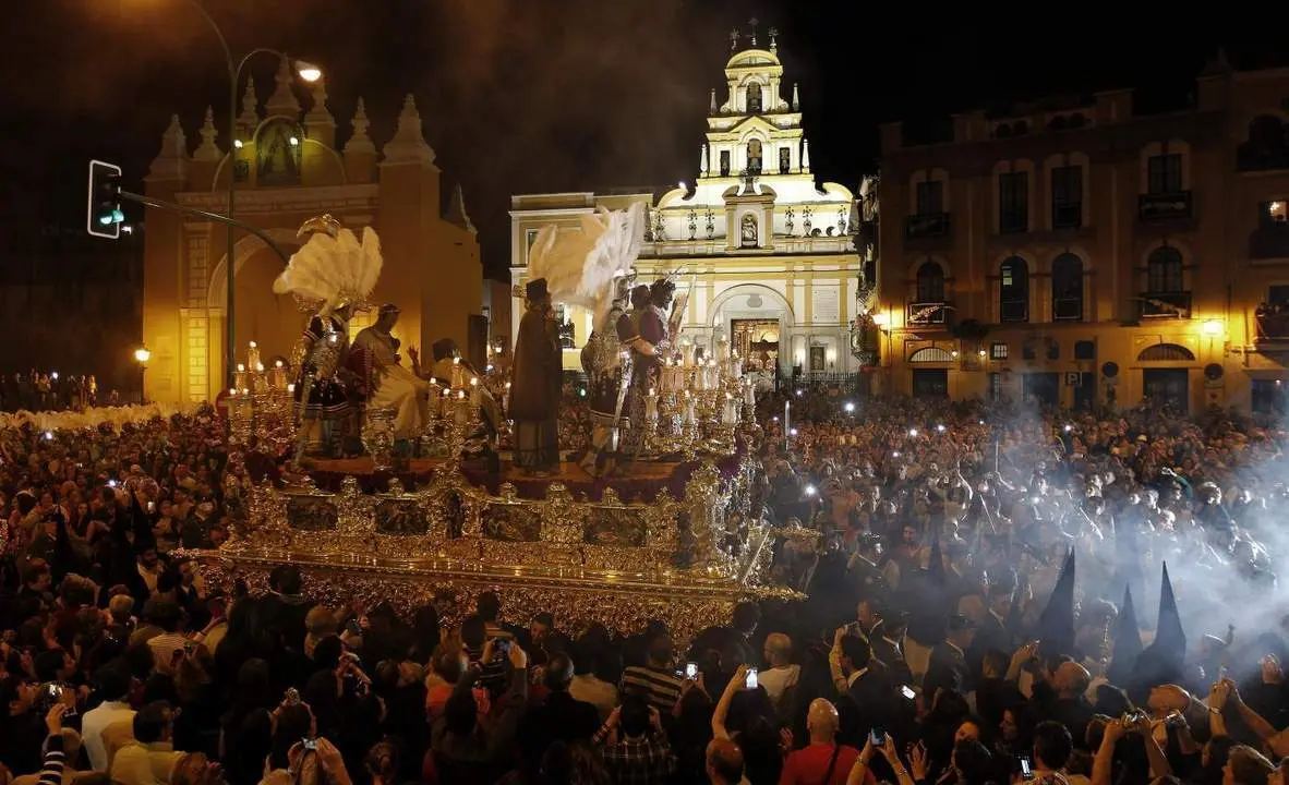 El Se&ntilde;or de la Sentencia con los armaos pasando por el Arco de la Macarena. - Archivo