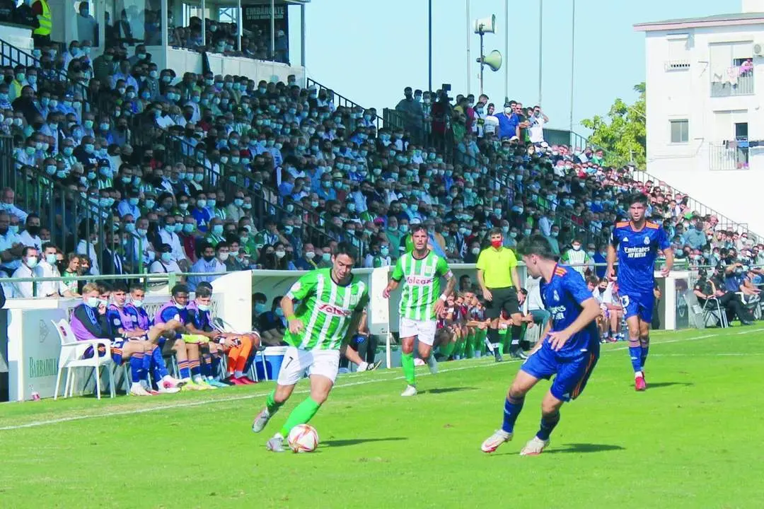 Armental se interna por la banda en el partido disputado ante el Real Madrid Castilla en El Palmar - Ra&uacute;l J. Bustillos