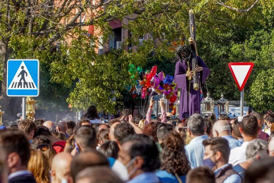 El Se&ntilde;or del Gran Poder por el barrio de Los Pajaritos durante su traslado el 23 de octubre. - EDUARDO BRIONES / EUROPA PRESS