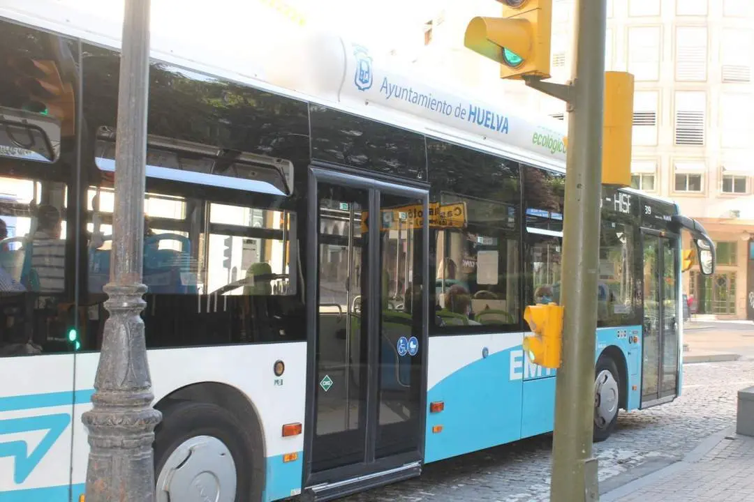 Un autob&uacute;s de Emtusa. - VH