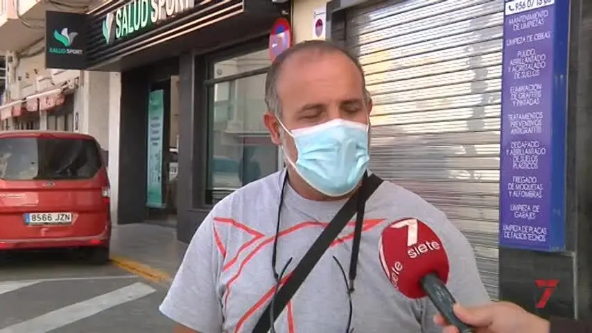 &lsquo;Res&rsquo;, el perro que lleg&oacute; a C&aacute;diz en patera y le rob&oacute; el coraz&oacute;n al inspector de polic&iacute;a