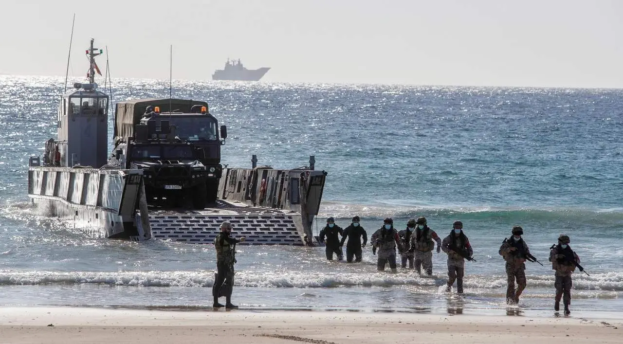 Operaciones navales, incluyendo la guerra anti submarina, de superficie, antia&eacute;rea y anfibia, en el Estrecho de Gibraltar.  - Rom&aacute;n R&iacute;os / Efe