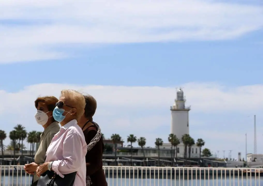 Mujeres pasean por el Muelle con mascarillas en una imagen de archivo. - &Aacute;lex Zea/EP