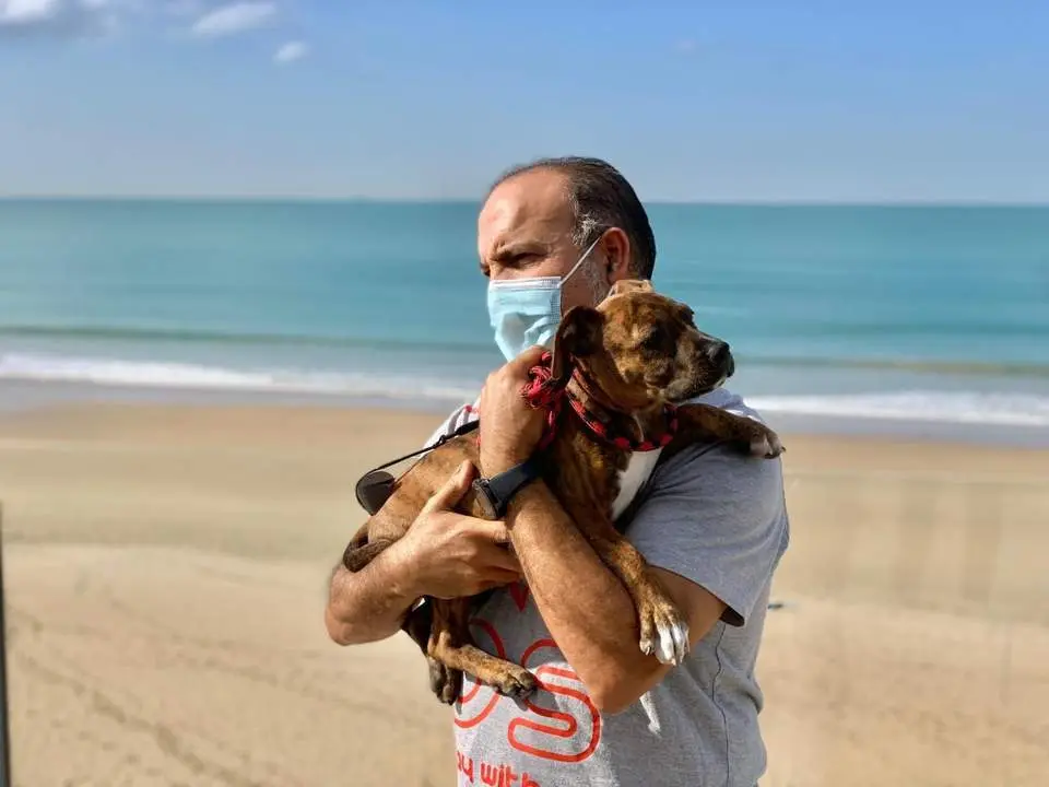 El inspector de Polic&iacute;a, Fernando Galindo, junto a 'Res-catado' - Viva C&aacute;diz