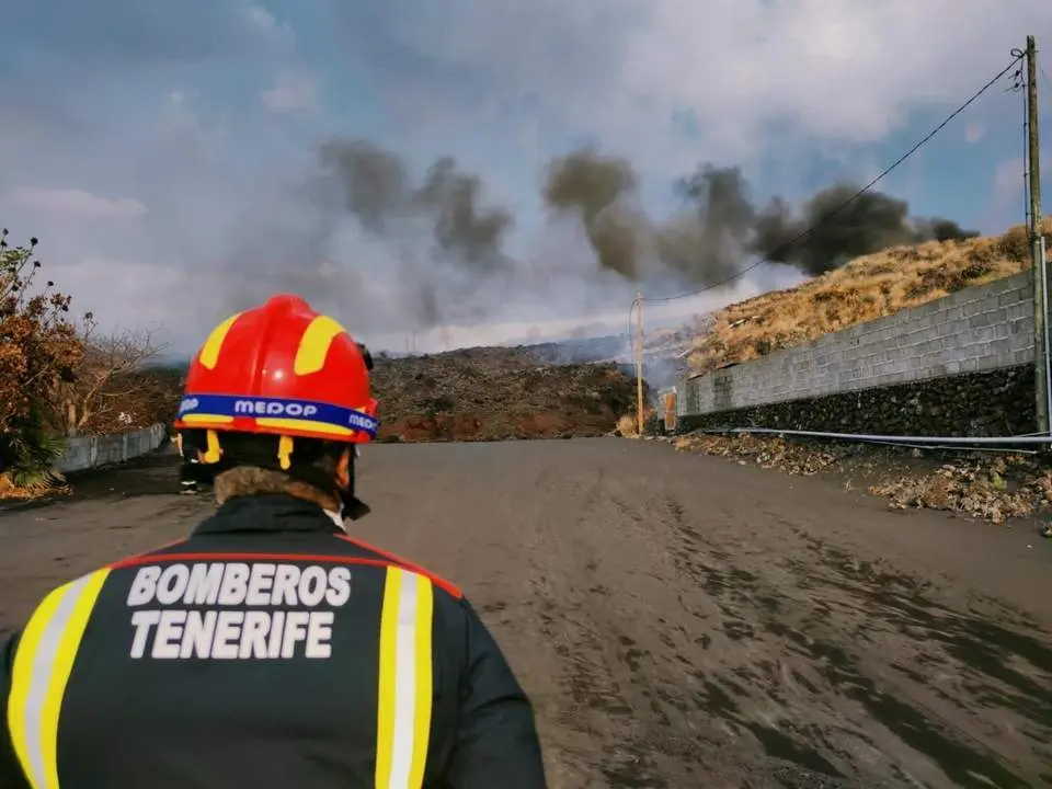 Un bombero vigila el avance de la colada. - ep