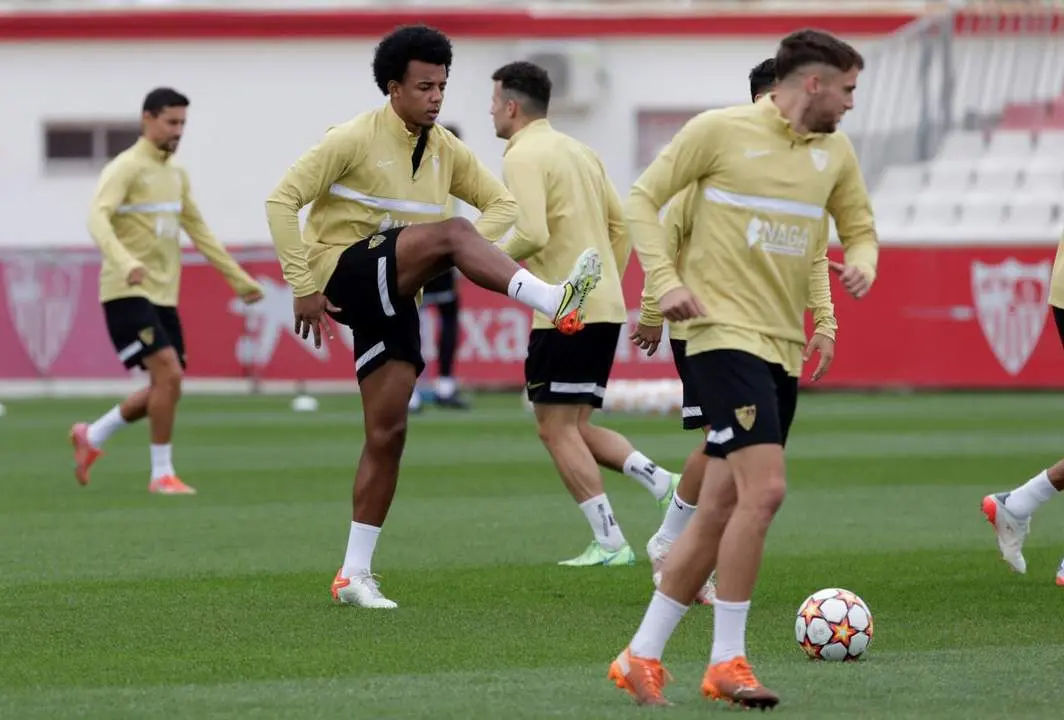 El defensa del Sevilla, Jules Kound&eacute;, durante el entrenamiento previo al duelo de Champions. - efe
