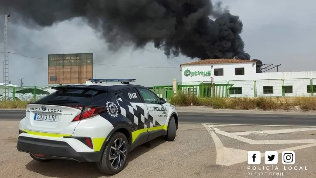 Un veh&iacute;culo de la Polic&iacute;a Local frente a la planta de Optimus durante el incendio del pasado verano. - 