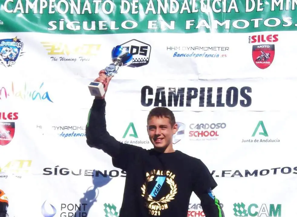 El piloto sanluque&ntilde;o Iv&aacute;n Fern&aacute;ndez celebra el triunfo obtenido en Campillos - JP