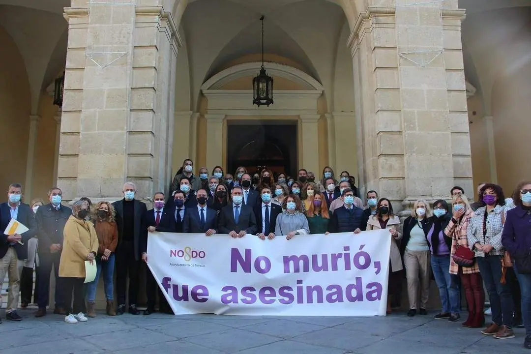 El alcalde de Sevilla, Juan Espadas, ha estado al frente del minuto de silencio este martes a las puertas del Ayuntamiento para condenar el asesinato machista. - AYTO SEVILLA