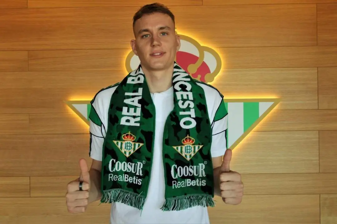 Anzejs Pasecniks posa con la bufanda del Coosur Real Betis.  - coosur