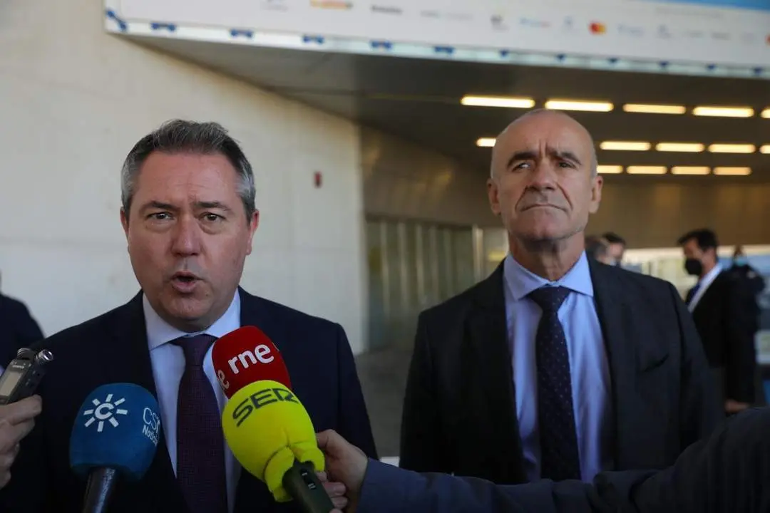 El alcalde de Sevilla, Juan Espadas, junto al delegado de H&aacute;bitat Urbano, Cultura y Turismo del Ayuntamiento hispalense, Antonio Mu&ntilde;oz.  - MAR&Iacute;A JOS&Eacute; / EUROPA PRESS