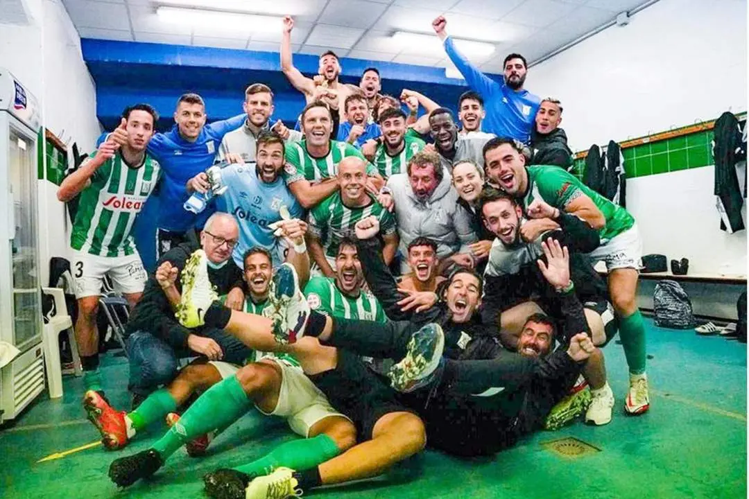 El Atl&eacute;tico Sanluque&ntilde;o celebra el triunfo obtenido en Murcia ante el UCAM - ASCF
