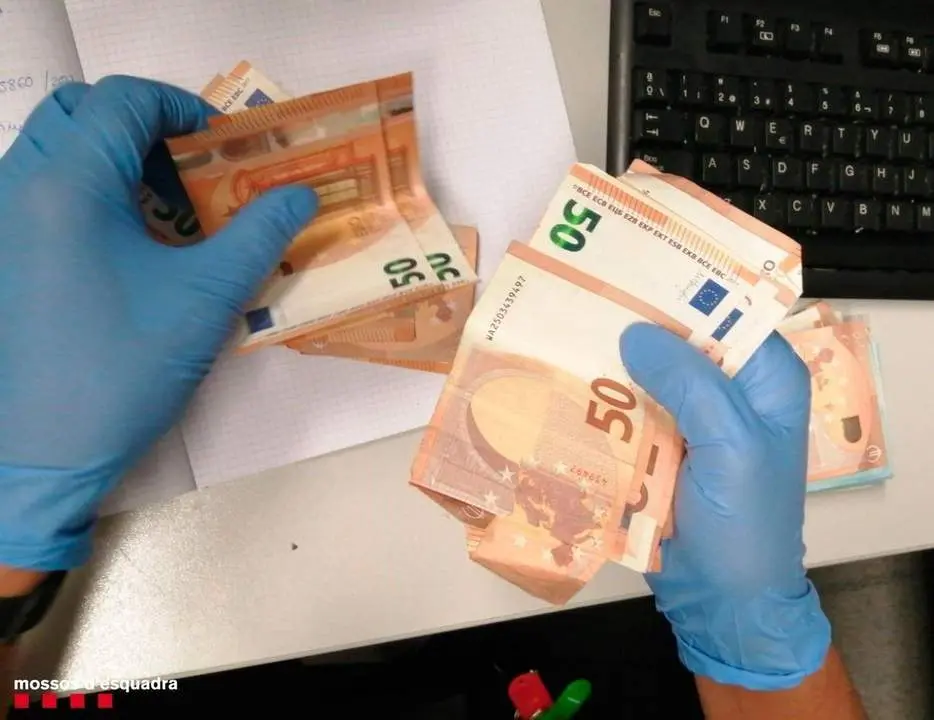 Imagen de archivo de billetes intervenidos en una operaci&oacute;n policial. - MOSSOS