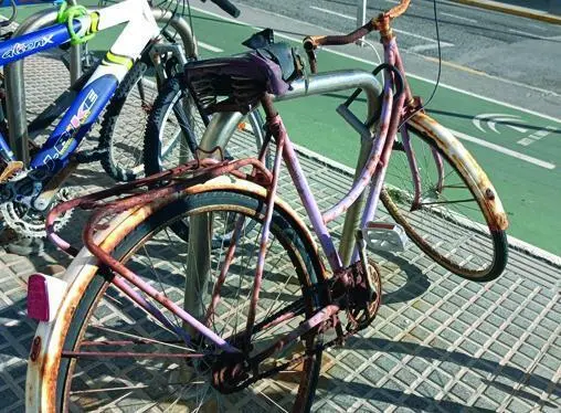 Una bicicleta abandonada en la esquina de calle Sirenas, en el paseo mar&iacute;timo.  - Viva C&aacute;diz