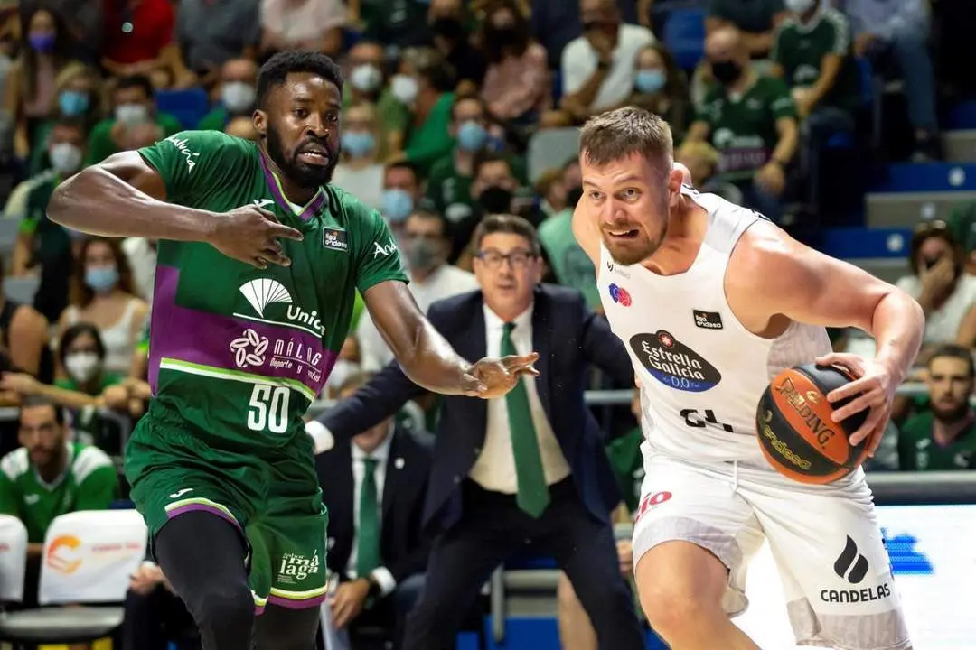 Los jugadores M. Eric (i), del Unicaja, y Rasid Mahalbasic (d), del R&iacute;o Breog&aacute;n. - EFE