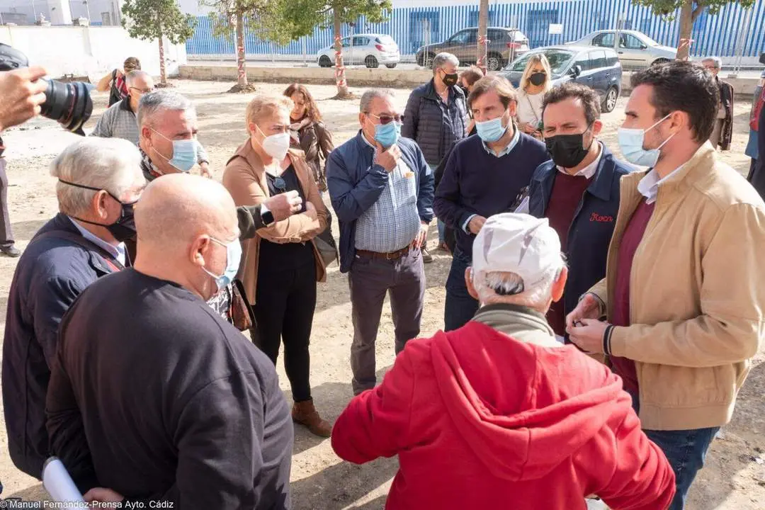 El concejal de Urbanismo, Mart&iacute;n Vila, explicando el proyecto a los vecinos - A.I.