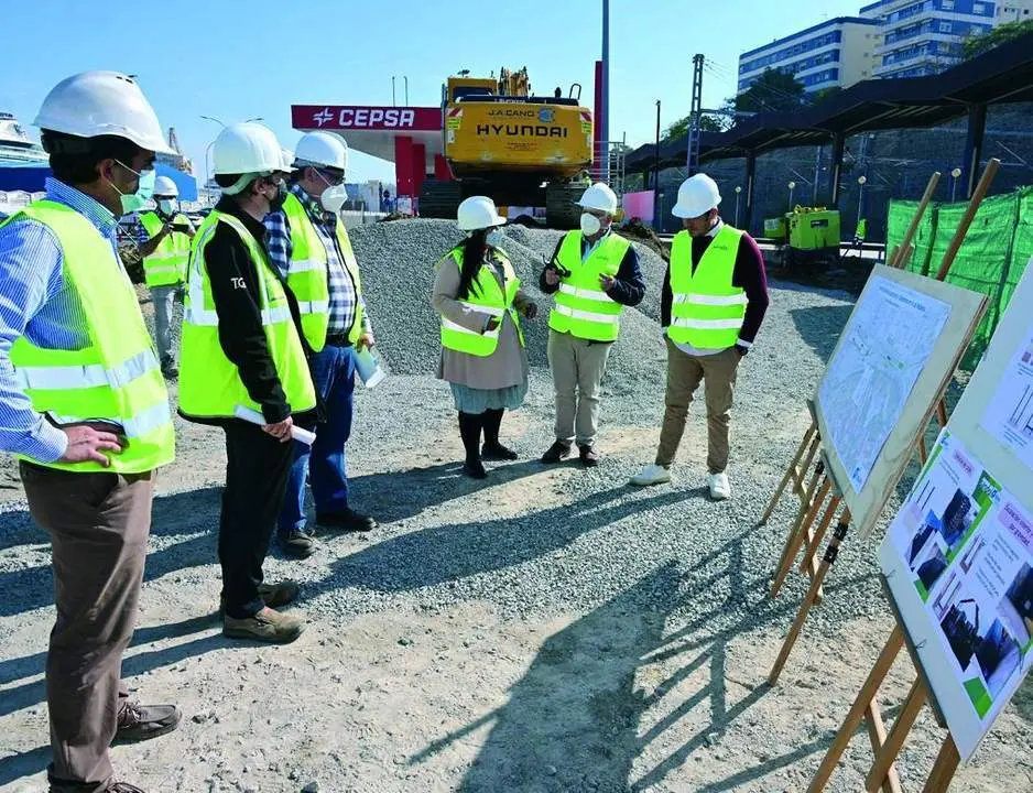 El alcalde, Jos&eacute; Mar&iacute;a Gonz&aacute;lez, Kichi, en su visita a la obra con responsables de Aguas de C&aacute;diz.  - VIVA