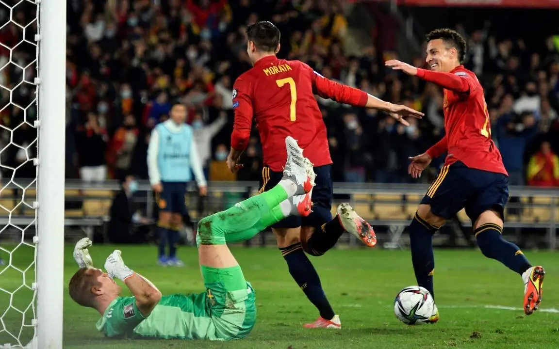 El delantero de la Selecci&oacute;n Espa&ntilde;ola, &Aacute;lvaro Morata, celebra su gol ante Suecia en el estadio de La Cartuja. - efe