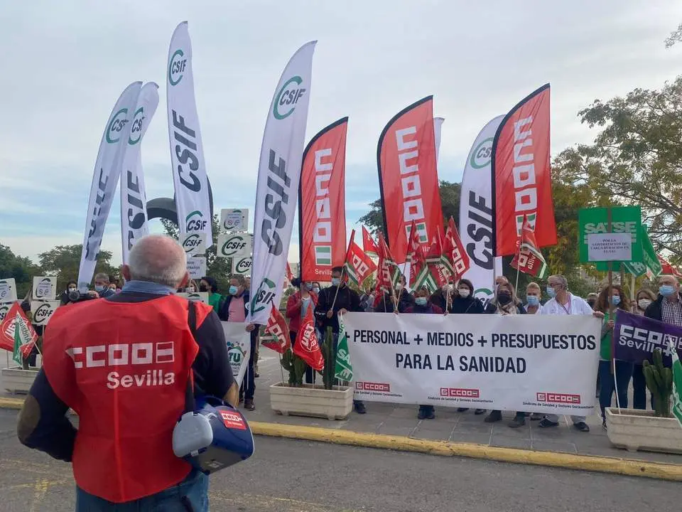 Concentraci&oacute;n a las puertas del Hospital de Valme por el despido de 8.000 sanitarios.  - MARTA MANCH&Oacute;N