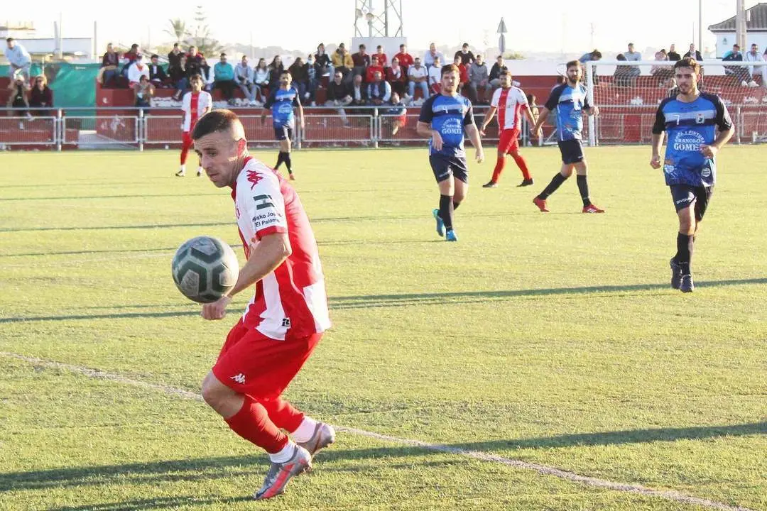 Jos&eacute; &Aacute;ngel, autor del 0-4, controla el bal&oacute;n ante la mirada de varios 'divinos' - Ra&uacute;l J. Bustillos