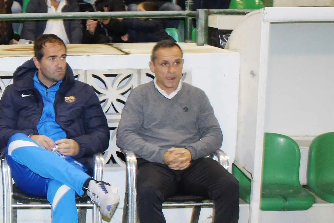 Sergfi Barjuan antes del inicio del partido Atl&eacute;tico Sanluque&ntilde;o - Barcelona B - Ra&uacute;l J. Bustillos