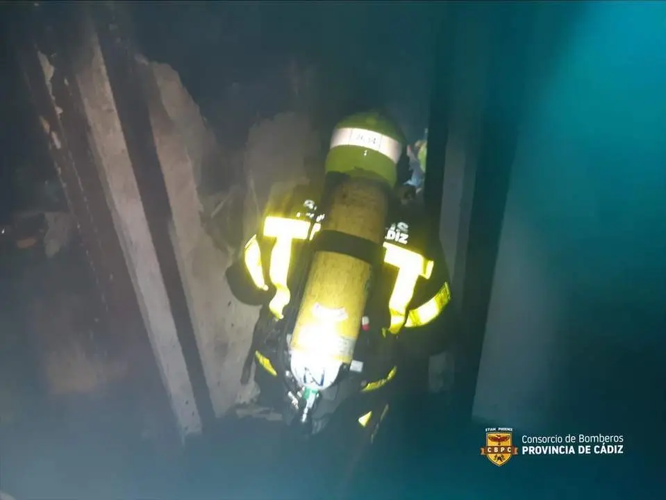 Imagen de la actuaci&oacute;n de Bomberos en la calle Eduardo Benot. - Consorcio de Bomberos de la Provincia de C&aacute;diz