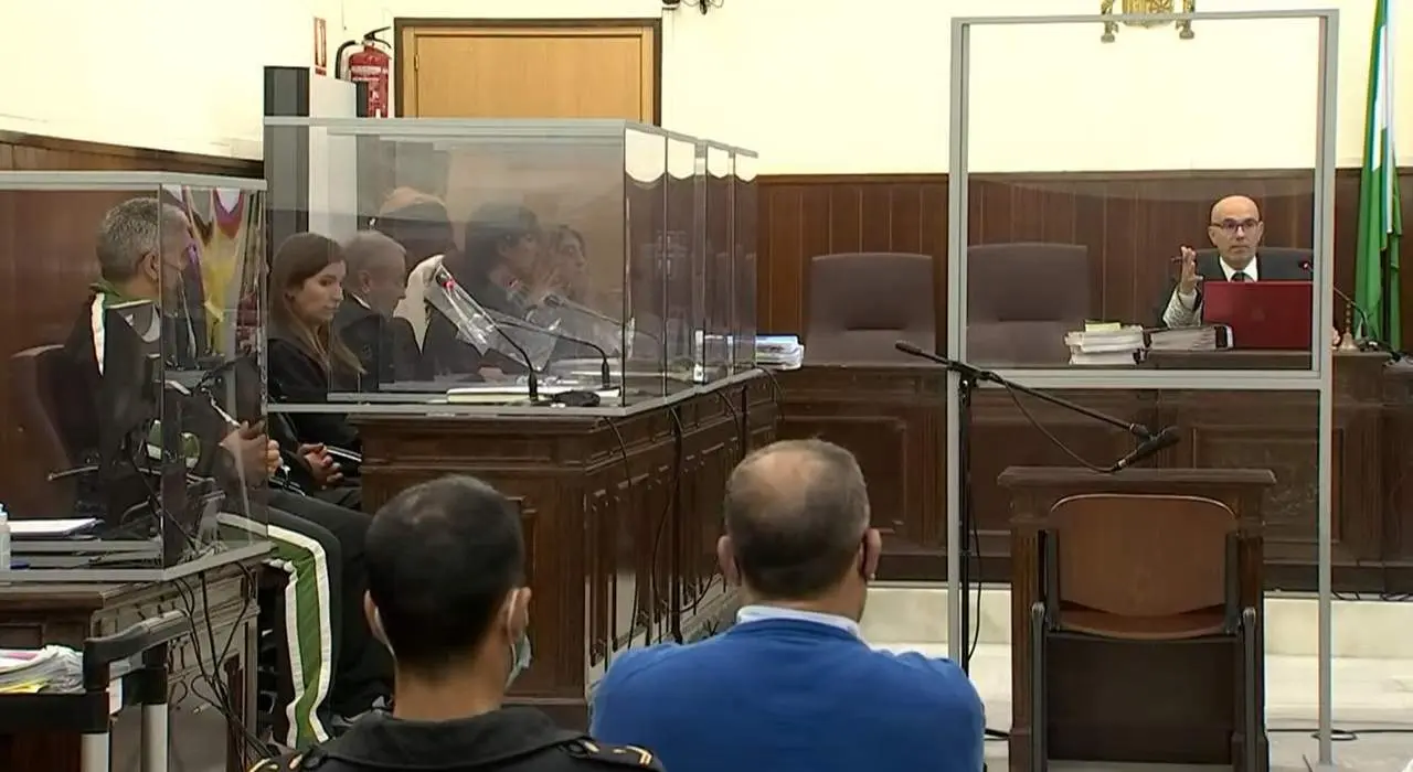 Inicio del juicio, antes de decidirse que fuera a puerta cerrada. - VH
