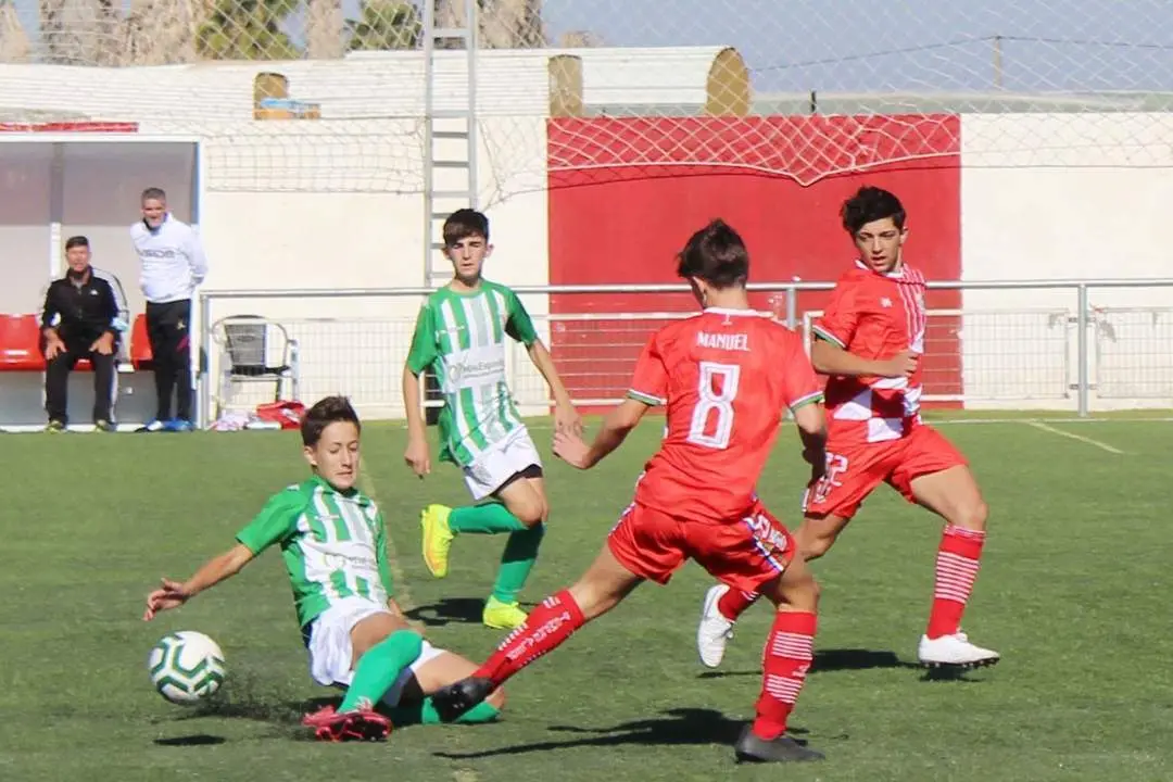 Una acci&oacute;n del partido infantil Atl&eacute;tico Sanluque&ntilde;o A - Siempre Alegres de La Palma del Condado - Ra&uacute;l J. Bustillos