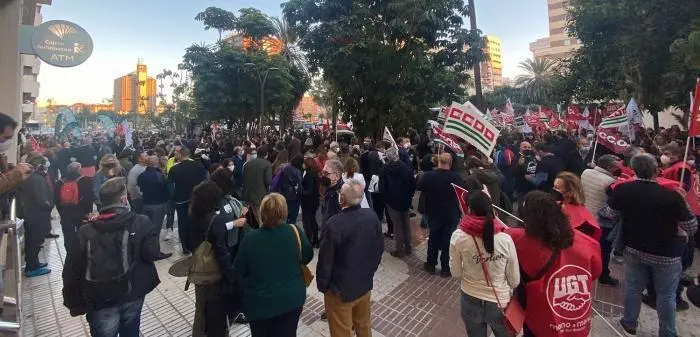 Los empleados ronde&ntilde;os de Unicaja Banco se movilizan contra el ERE. - Sebas Robles