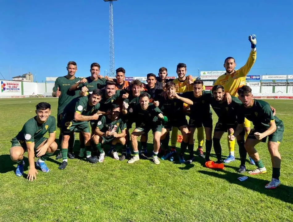 Los jugadores del C&oacute;rdoba B celebrando su triunfo (0-2) en el Municipal de Pozoblanco - | C&oacute;rdoba CF
