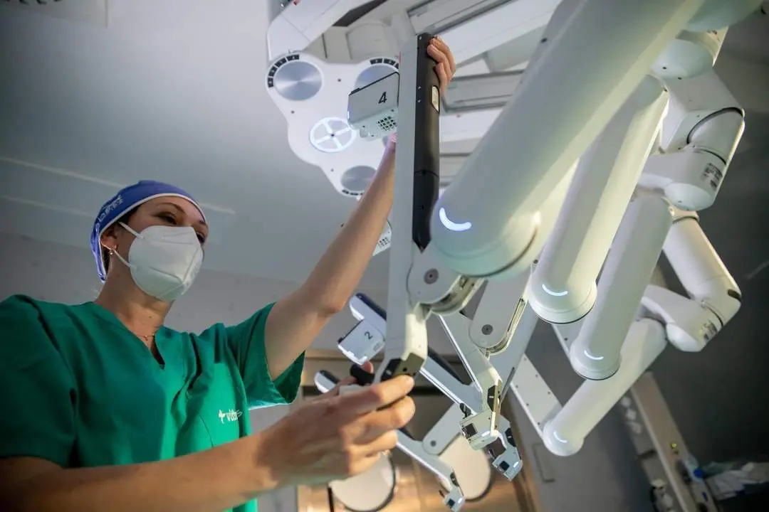 Personal de la Unidad de Cirug&iacute;aa Rob&oacute;tica preparando los brazos del robot Da Vinci. - Vithas
