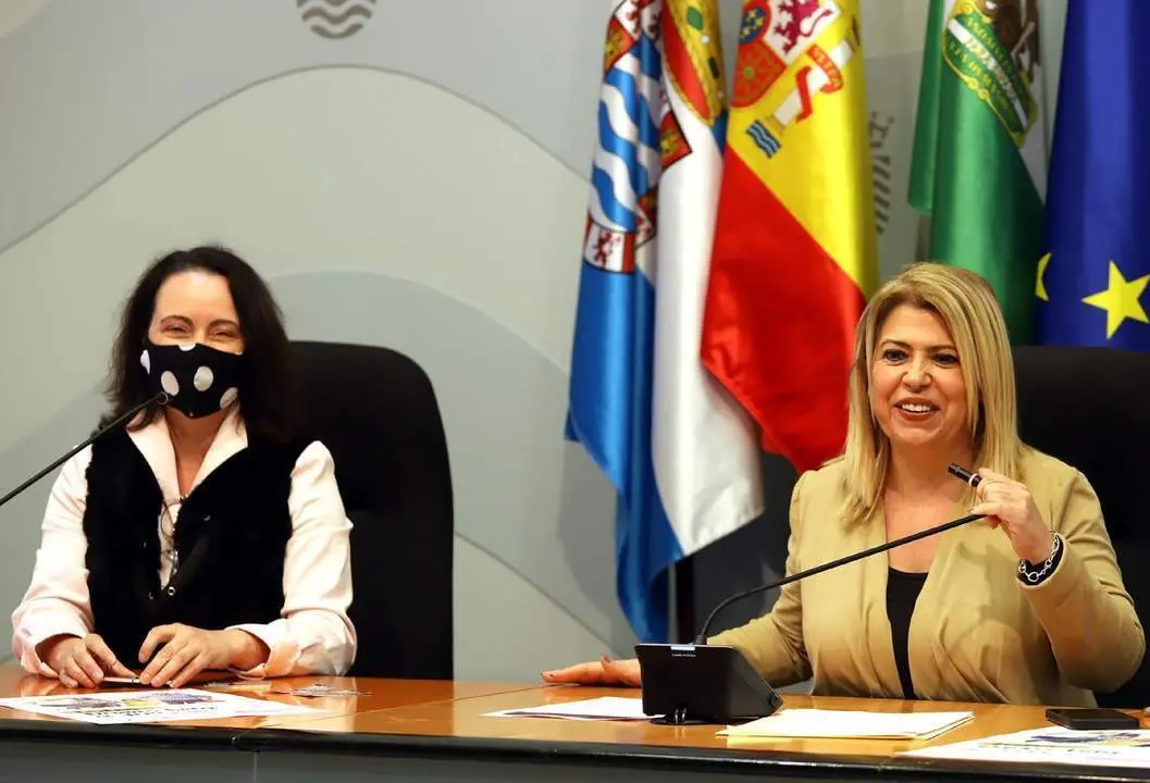 Nela Garc&iacute;a y Mamen S&aacute;nchez en un acto reciente entre Ayuntamiento y Acoje - jerez.es