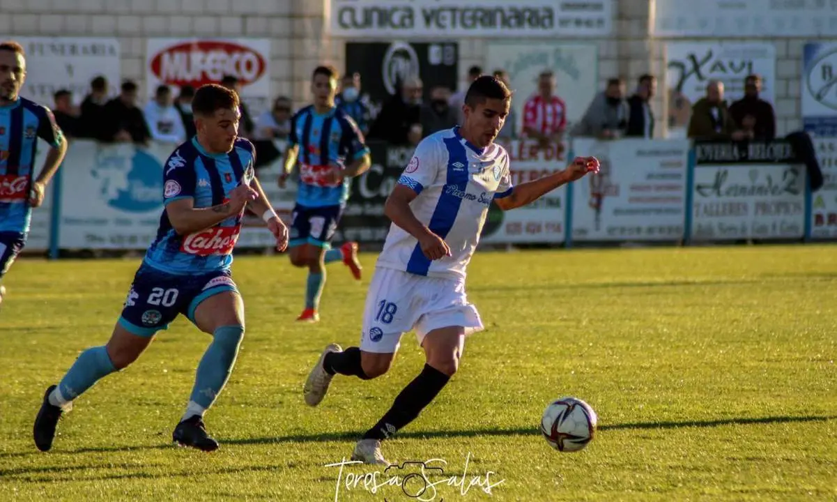 Imagen del partido del pasado domingo en el Estadio La Isla de Coria. - Teresa Salas