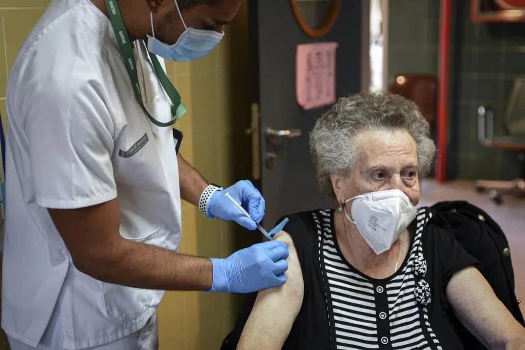 Una se&ntilde;ora recibe la vacuna de refuerzo contra la Covid-19. - EP